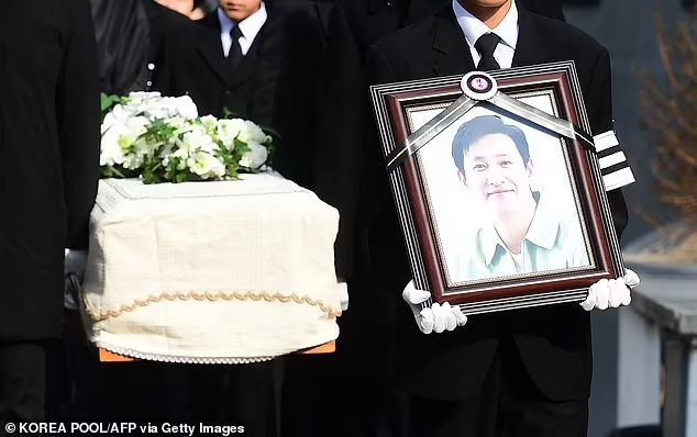 Parasite Star Lee Sun-kyun Laid to Rest in Emotional Funeral Ceremony (Photos)