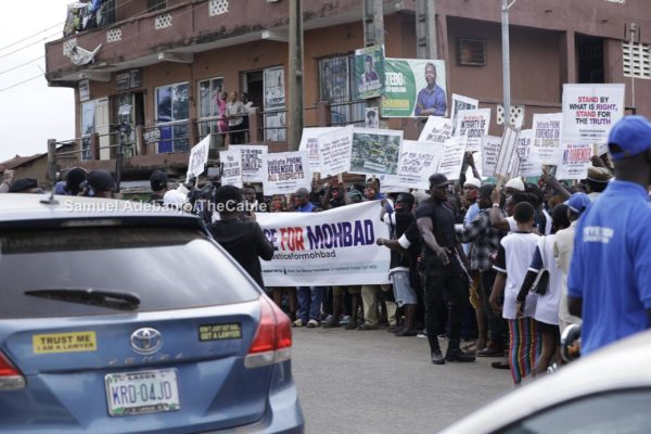 Mohbad’s Parents Attend Court Inquest as Yomi Fabiyi Leads Protest for Justice